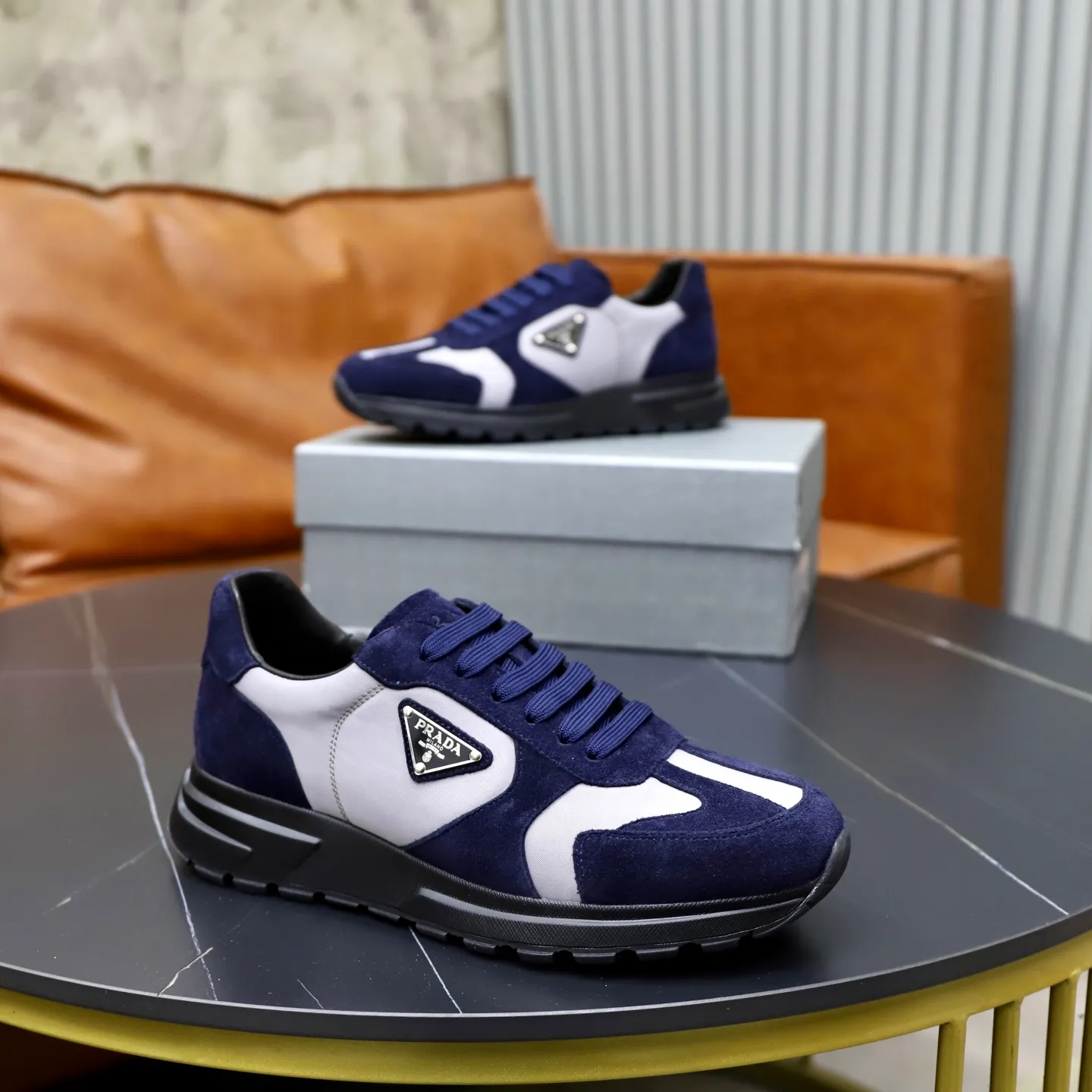 Factory price: 600💰Cow leather lining Brand: PRADA (Prada) Standard code: Men's size 38/44 (45 can be customized) Grade: Same as the official website Material: Original cowhide splicing imported cowhide lining Original combination two-color wear-resistant soft outsole Style category: Leisure and sports version Young fashion European and American trend British style Color: Real picture color